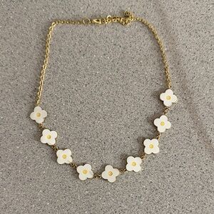 Splendette Gold and White Daisy Necklace